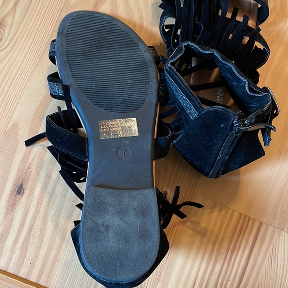 Fringe Sandals - Picture 3 of 4